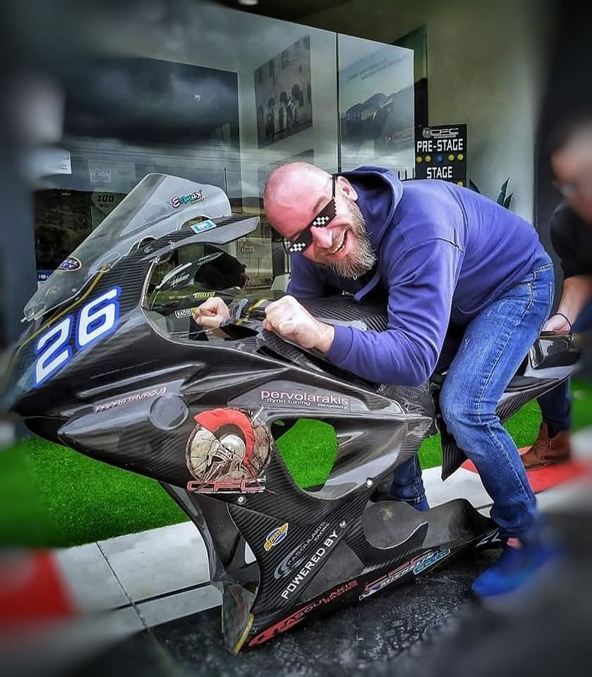 Αναλυτικά Test Rides: Δοκιμάζουμε τα νεότερα μοντέλα της αγοράς σε πραγματικές συνθήκες. Σας μεταφέρουμε την οδηγική αίσθηση, τις τεχνικές λεπτομέρειες και όλα όσα πρέπει να γνωρίζετε πριν την επόμενη αγορά σας.

Θέματα Ασφαλούς Οδήγησης: Μία εκπομπή μοτοσυκλέτας δε θα μπορούσε να μην ασχοληθεί με την οδική ασφάλεια και την ασφάλεια του αναβάτη.

Αγωνιστικά Θέματα & Ρεπορτάζ: Παραμένουμε στην καρδιά των εξελίξεων του μηχανοκίνητου αθλητισμού. Σας μεταφέρουμε τα τελευταία νέα, συνεντεύξεις και ρεπορτάζ από τις πίστες και τους αγώνες που κόβουν την ανάσα.